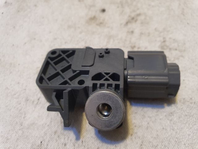 bontott RENAULT CLIO IV Központi Ütközés Érzékelő