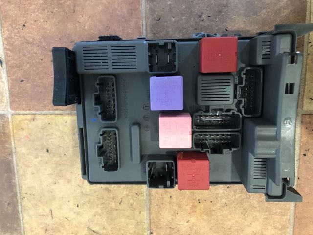 bontott RENAULT ESPACE IV Biztosítéktábla Utastér