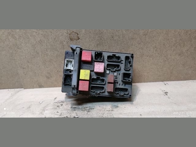 bontott RENAULT ESPACE IV Biztosítéktábla Utastér