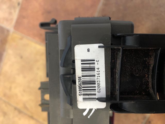 bontott RENAULT ESPACE IV Biztosítéktábla Utastér