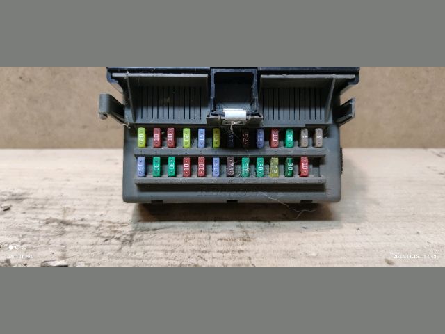 bontott RENAULT ESPACE IV Biztosítéktábla Utastér