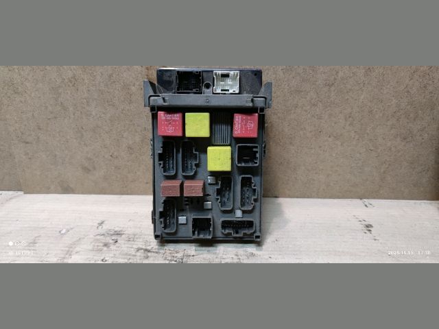 bontott RENAULT ESPACE IV Biztosítéktábla Utastér