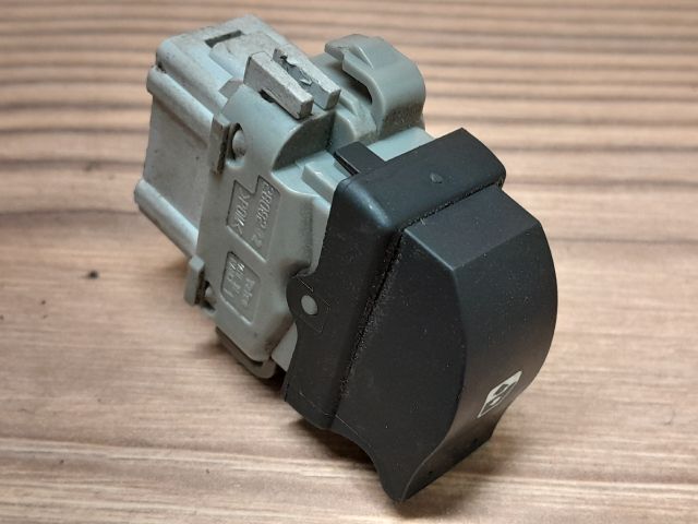 bontott RENAULT ESPACE IV Jobb első Ablakemelő Kapcsoló