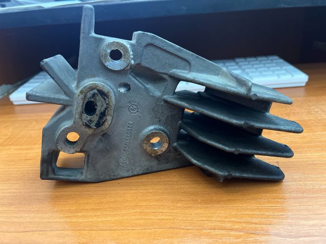 bontott RENAULT FLUENCE Motor Tartó Bak (Fém)