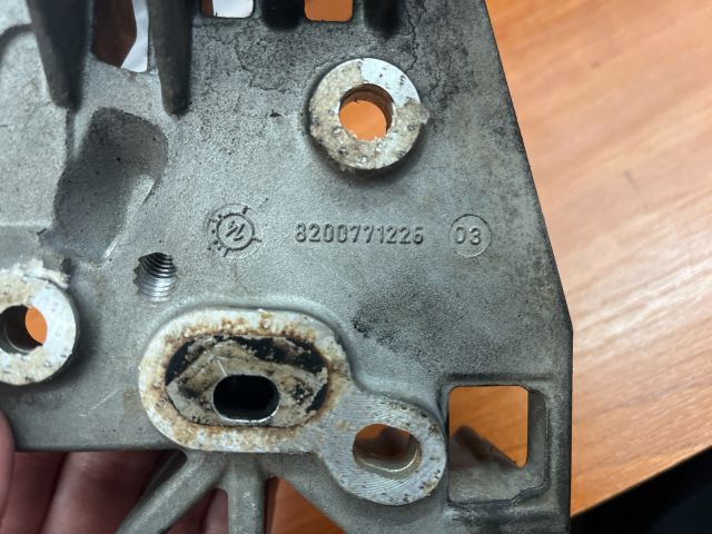 bontott RENAULT FLUENCE Motor Tartó Bak (Fém)