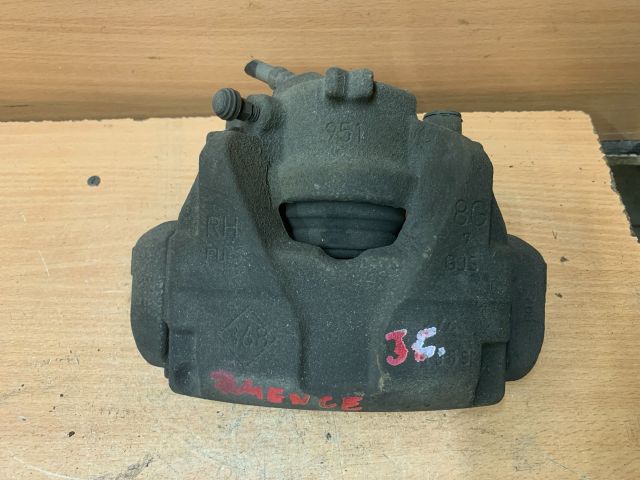 bontott RENAULT FLUENCE Jobb első Féknyereg Munkahengerrel