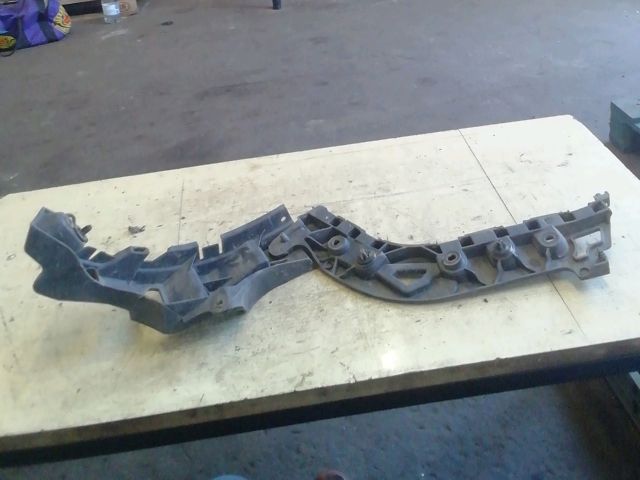 bontott RENAULT FLUENCE Bal hátsó Lökhárító Tartó (Műanyag)