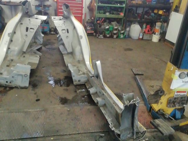 bontott RENAULT FLUENCE Bal hátsó Negyed Karosszéria Csomag