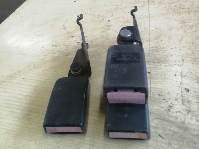 bontott RENAULT FLUENCE Hátsó középső Biztonsági Öv Csat