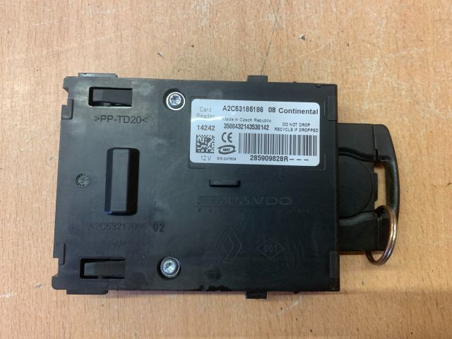 bontott RENAULT FLUENCE Kártyaolvasó