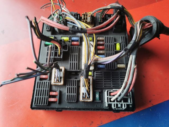 bontott RENAULT GRAND SCÉNIC Biztosítéktábla Motortér