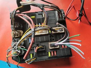 bontott RENAULT GRAND SCÉNIC Biztosítéktábla Motortér