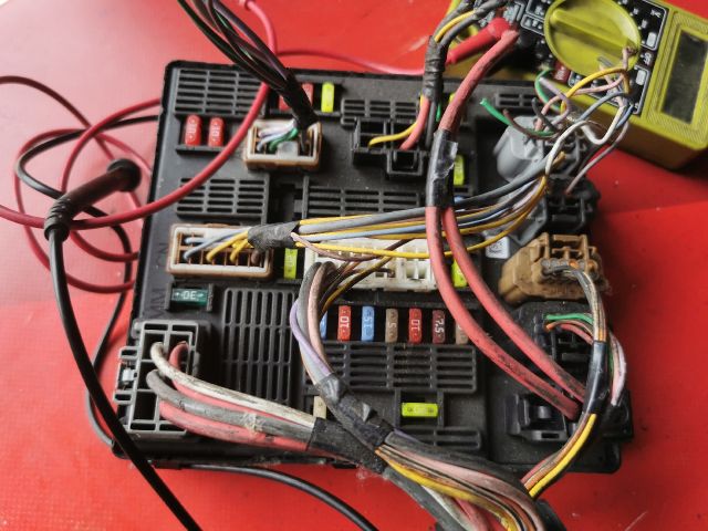 bontott RENAULT GRAND SCÉNIC Biztosítéktábla Motortér