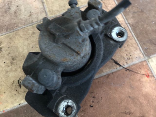 bontott RENAULT GRAND SCÉNIC Jobb első Féknyereg Munkahengerrel