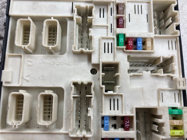 bontott RENAULT KANGOO Biztosítéktábla Doboz