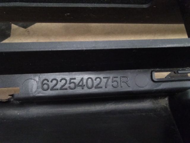 bontott RENAULT KANGOO Első Lökhárító Alsó Középső Díszrács