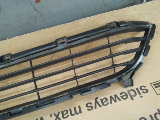 bontott RENAULT KANGOO Első Lökhárító Alsó Középső Díszrács