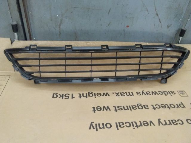 bontott RENAULT KANGOO Első Lökhárító Alsó Középső Díszrács