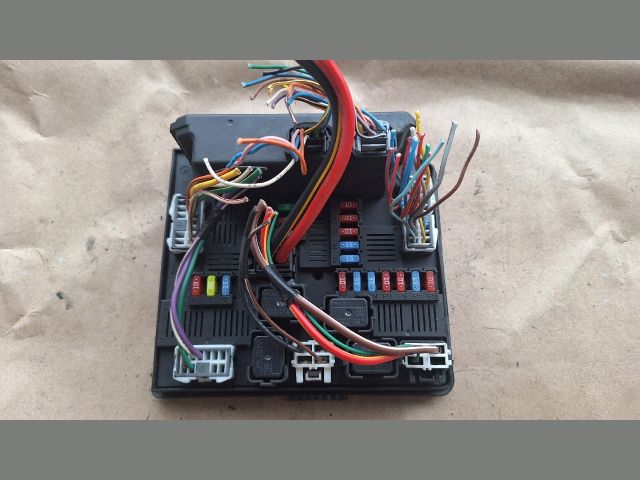 bontott RENAULT KOLEOS Biztosítéktábla Motortér