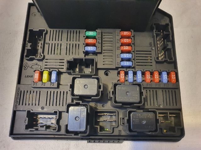 bontott RENAULT KOLEOS Biztosítéktábla Motortér