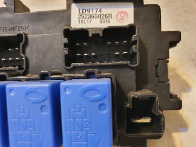 bontott RENAULT KOLEOS Biztosítéktábla Motortér