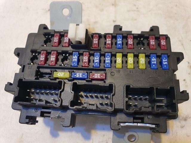 bontott RENAULT KOLEOS Biztosítéktábla Motortér