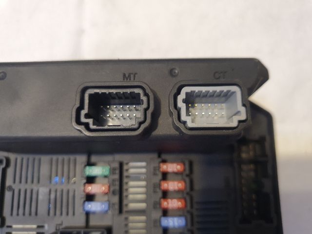 bontott RENAULT KOLEOS Biztosítéktábla Motortér