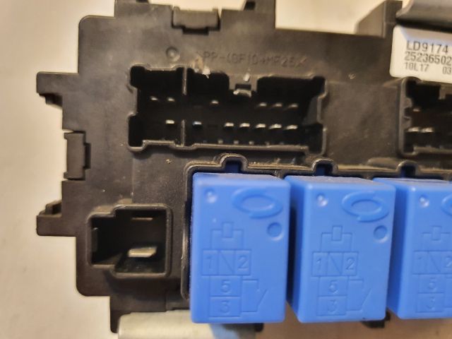 bontott RENAULT KOLEOS Biztosítéktábla Motortér