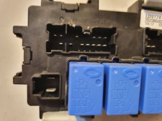 bontott RENAULT KOLEOS Biztosítéktábla Motortér