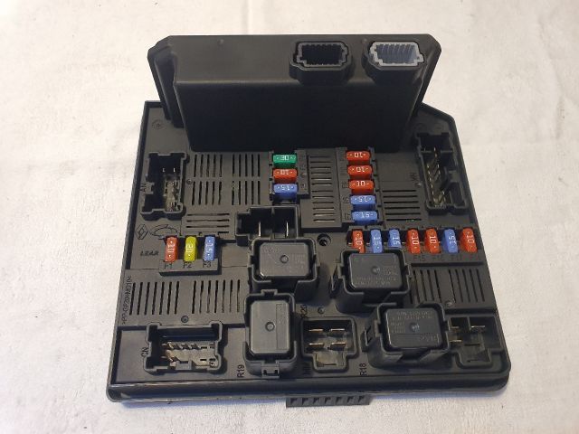 bontott RENAULT KOLEOS Biztosítéktábla Motortér