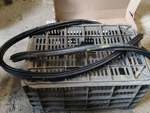 bontott RENAULT KOLEOS Csomagtérajtó Gumikéder