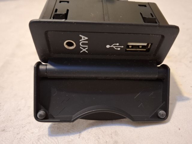 bontott RENAULT KOLEOS USB Aljzat