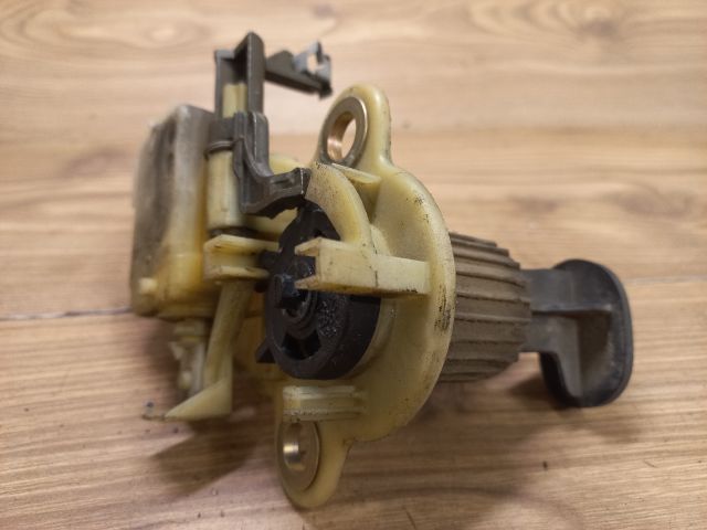 bontott RENAULT LAGUNA I Csomagtér Nyitó Kar / Gomb