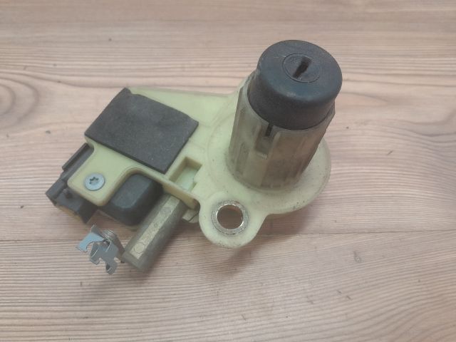 bontott RENAULT LAGUNA I Csomagtér Nyitó Kar / Gomb