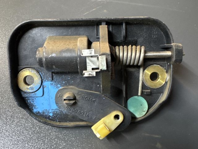 bontott RENAULT LAGUNA I Csomagtérajtó Kilincs