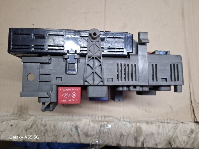 bontott RENAULT LAGUNA II Biztosítéktábla Motortér