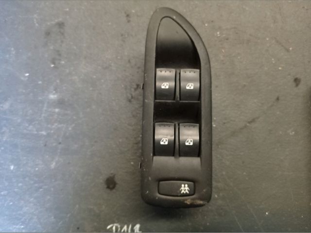 bontott RENAULT LAGUNA II Ablakemelő Kapcsoló Négyes / Kettes