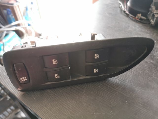 bontott RENAULT LAGUNA II Ablakemelő Kapcsoló Négyes / Kettes