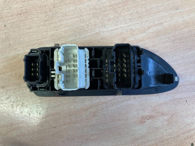 bontott RENAULT LAGUNA II Ablakemelő Kapcsoló Négyes / Kettes