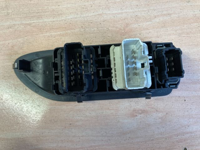 bontott RENAULT LAGUNA II Ablakemelő Kapcsoló Négyes / Kettes