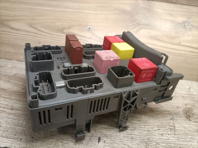 bontott RENAULT LAGUNA II Biztosítéktábla Utastér