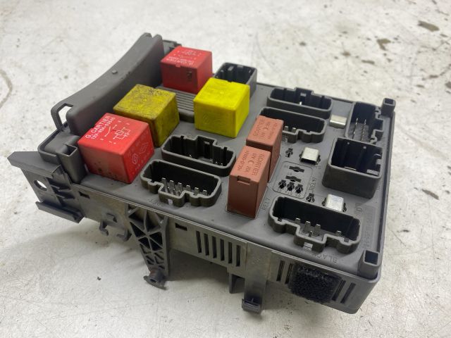 bontott RENAULT LAGUNA II Biztosítéktábla Utastér