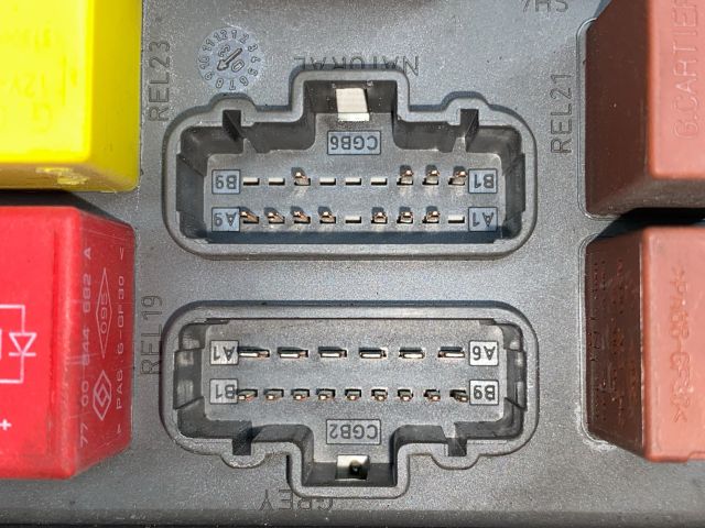 bontott RENAULT LAGUNA II Biztosítéktábla Utastér