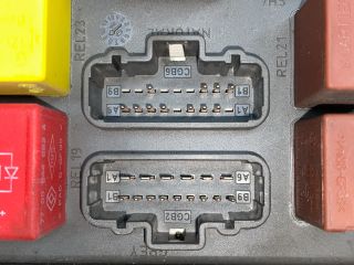 bontott RENAULT LAGUNA II Biztosítéktábla Utastér