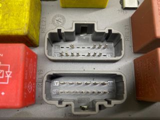 bontott RENAULT LAGUNA II Biztosítéktábla Utastér