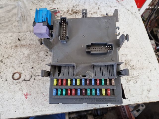 bontott RENAULT LAGUNA II Biztosítéktábla Utastér