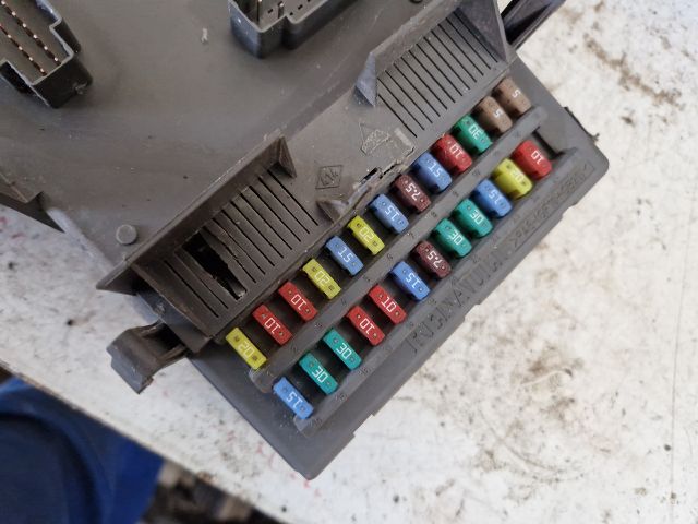 bontott RENAULT LAGUNA II Biztosítéktábla Utastér