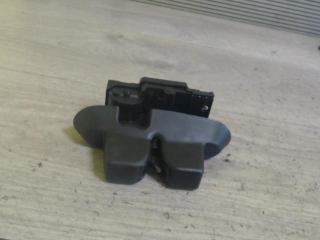 bontott RENAULT LAGUNA II Csomagtérajtó Zárbetét