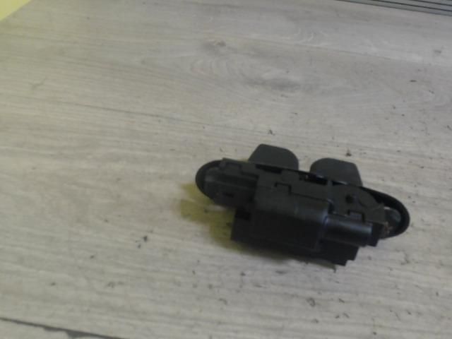 bontott RENAULT LAGUNA II Csomagtérajtó Zárbetét