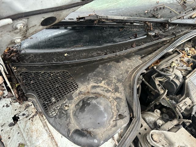 bontott RENAULT LAGUNA II Szélvédő Alatti Műanyag Elem